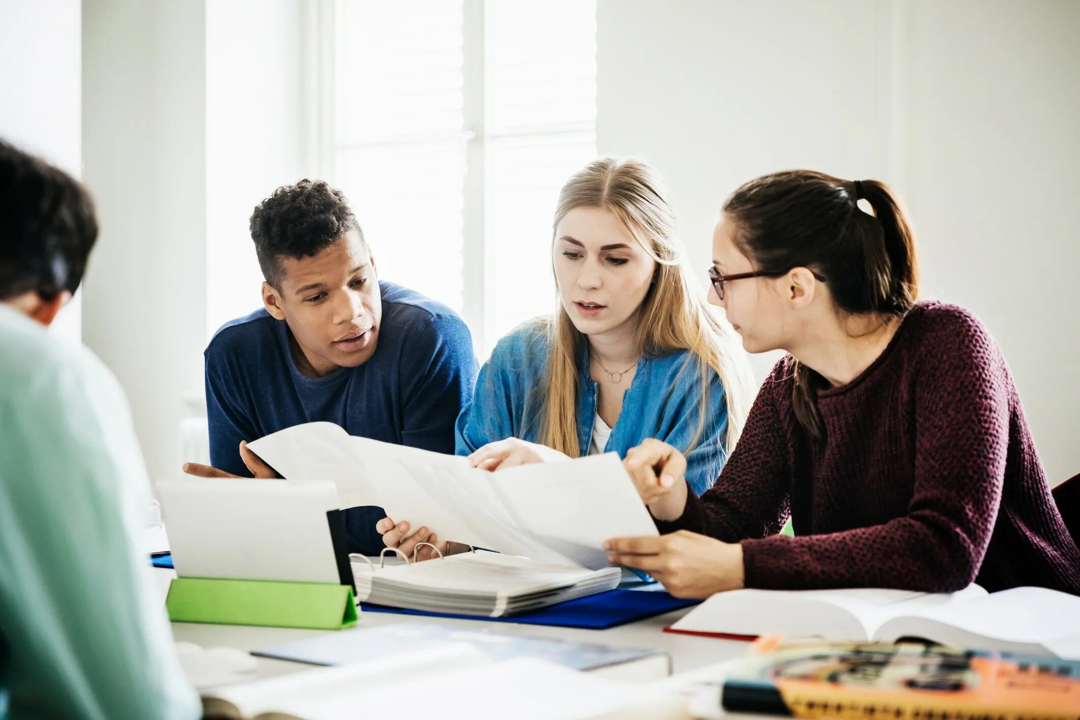 Студент за столом. Взрослый ученик. Team student. Подросток за учебой. Портрет студента.