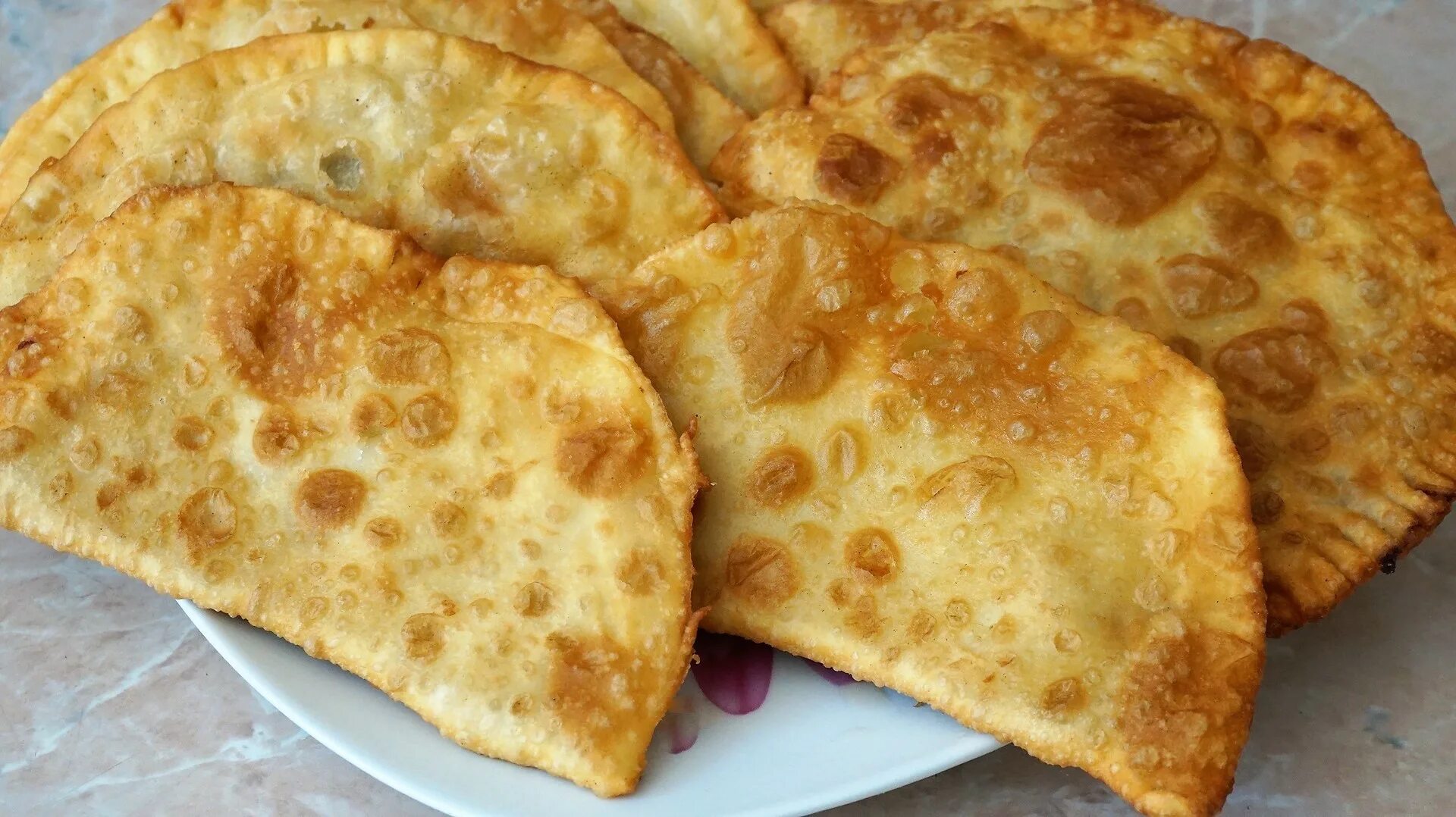 Сочные пузырчатые чебуреки. Чебуреки домашние. чебуреки домашние с мясом. сочный чебурек. чебуреки фото.