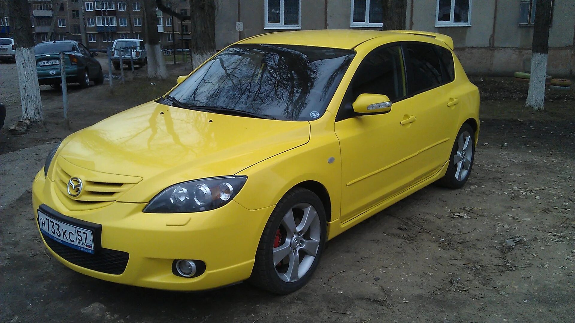 Mazda 3 желтая. Мазда 3 2004 седан желтый. Мазда 3 2007 желтая седан. Мазда 3 желтая хэтчбек. Mazda желтая