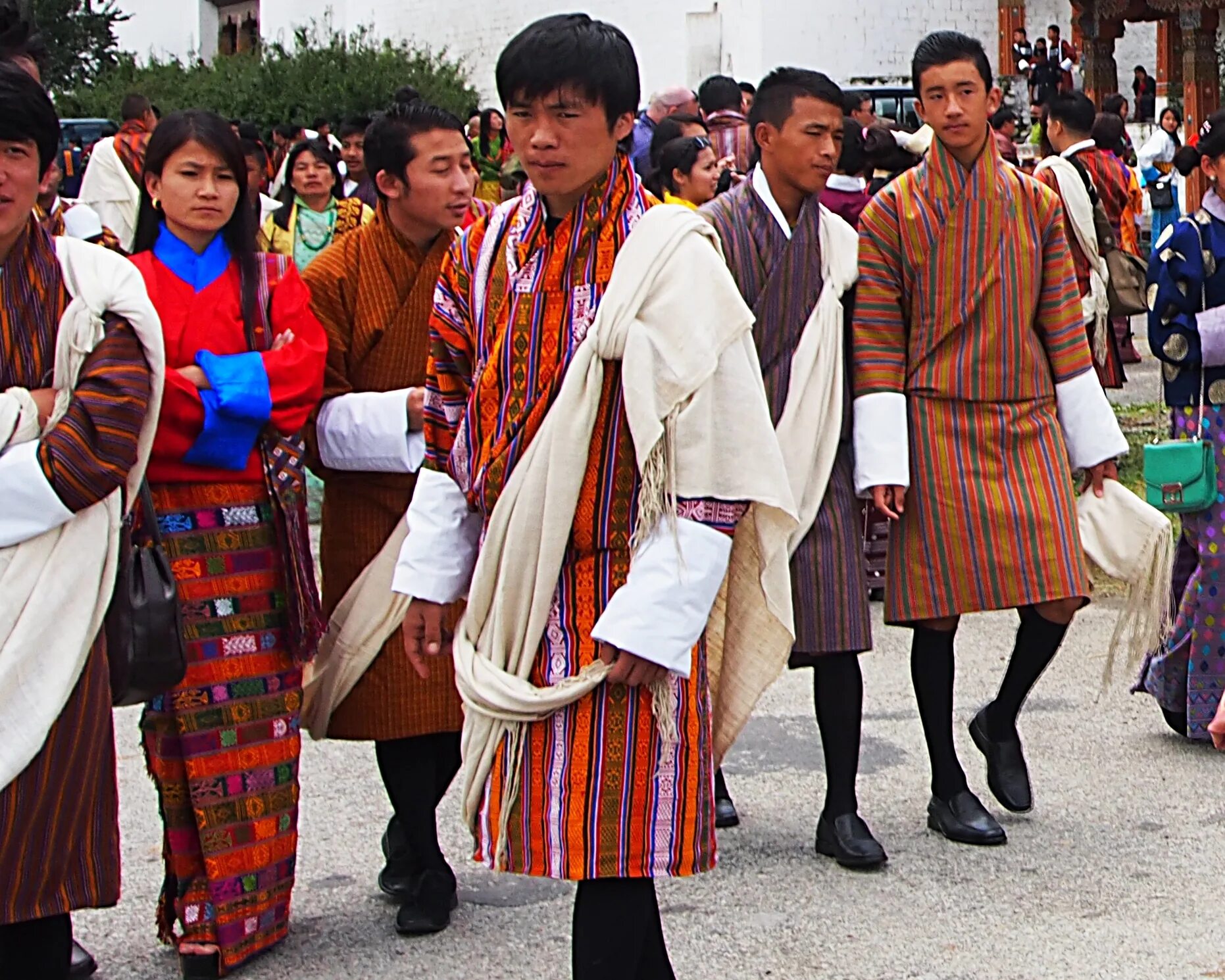 Гуцулы и венгры. Одежда жителей. Традиционная одежда казачек урала. Непал национальная одежда. Народ мяо в китае одежды.