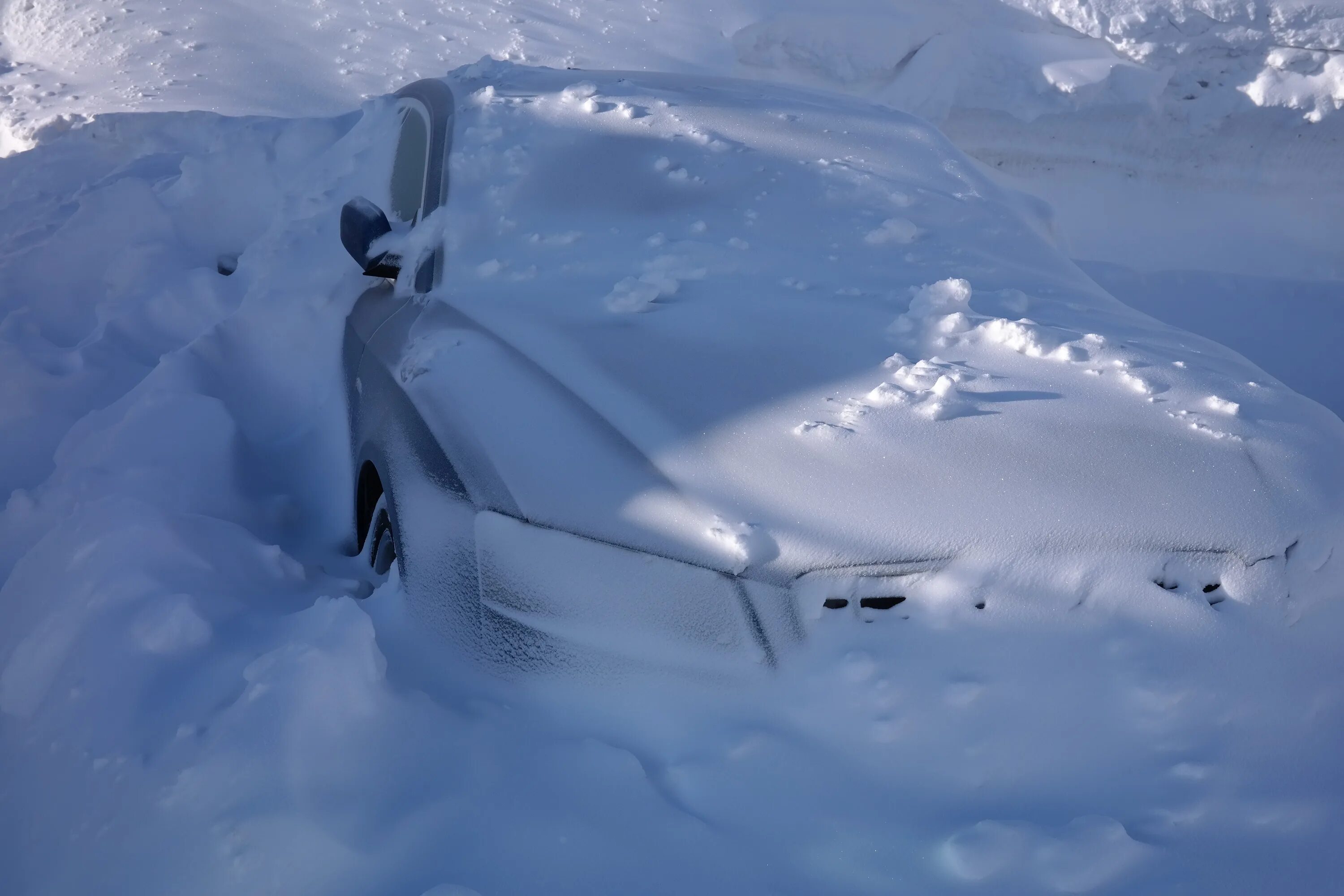 Машина снежка. Машина в сугробе. Автомобиль в снегу. Машина под сугробом. Машина занесенная снегом.