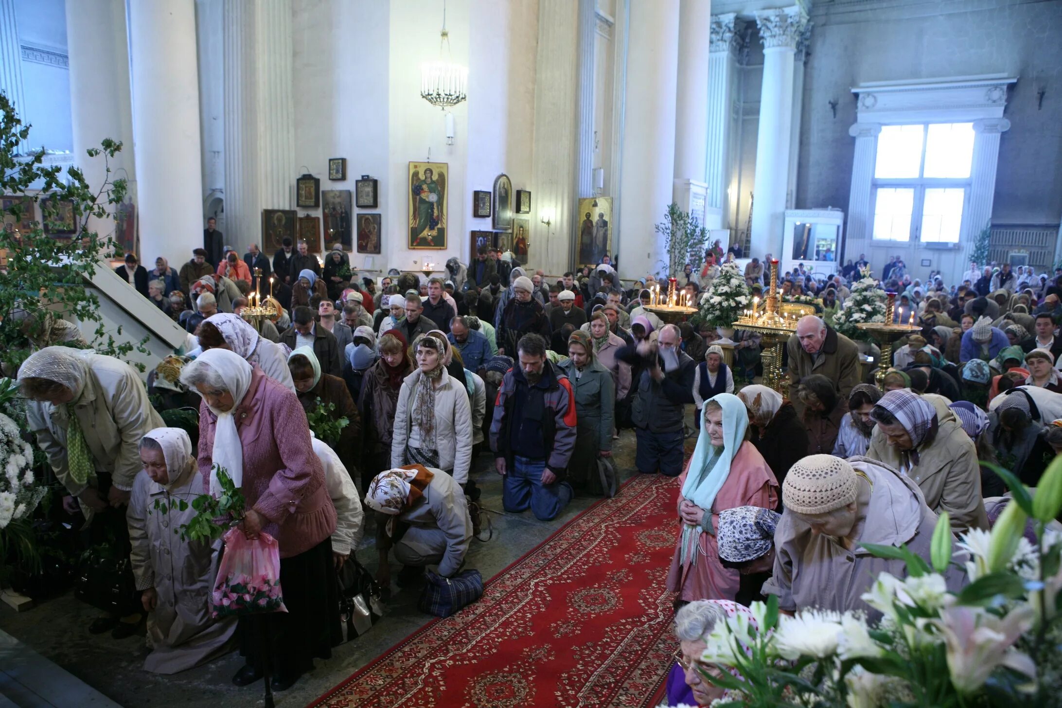 Православный храм. Человек молится на коленях в храме. Поклоны в храме. Коленопреклоненная молитва в храме. Можно ли есть в храме