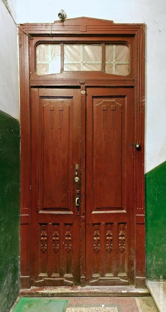 Советские деревянные двери. Старая Советская дверь. Дверь входная Советская деревянная. Старинные двери в пожьезд.