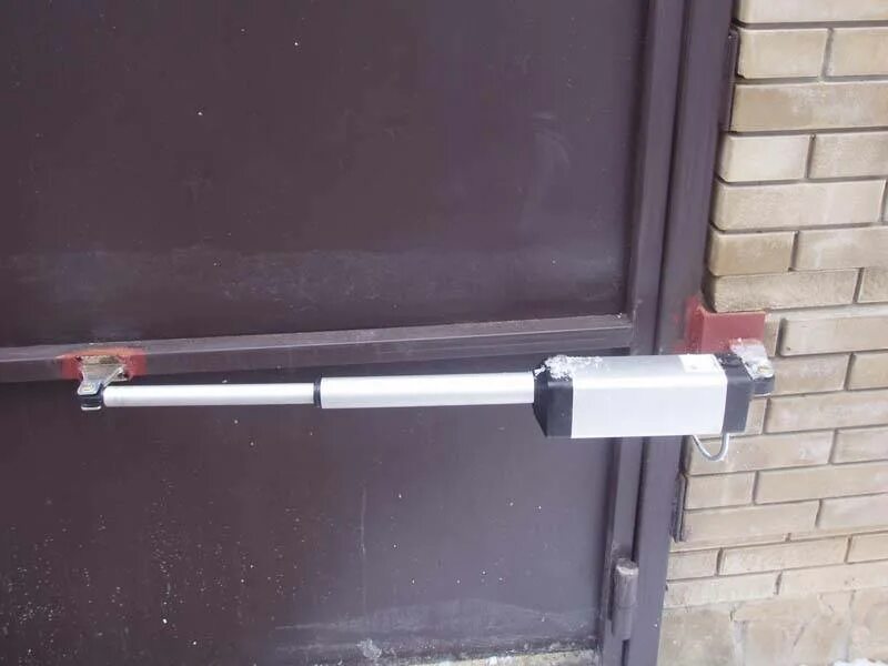 Распашные приводы nice 4016. Монтажная схема подключения привода открывания распашных ворот. Доводчик на автоматические ворота. Чем смазать распашные ворота. Привод гидравлический 402 cbc.