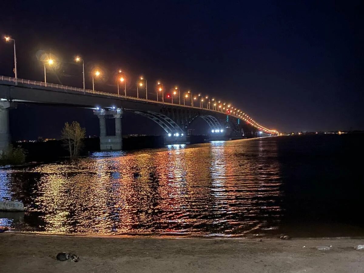 Фото саратовского. Мост Саратов Энгельс. Саратовский Энгельсский мост. Волга мост Саратов. Волга мост Саратов ночь.