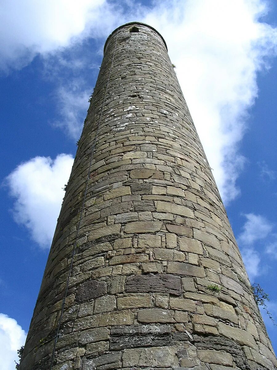 Round tower. Башня кёйсмяэ. Башня каменная высокая. Круглая каменная башня. Высокая старинная башня.