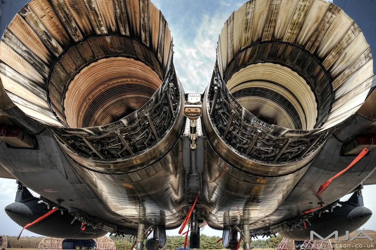 Со из сопла двигателя. Pratt whitney f100 f-15. pratt &amp; whitney f100. f 15 сопла самолёта. сопло реактивного двигателя.