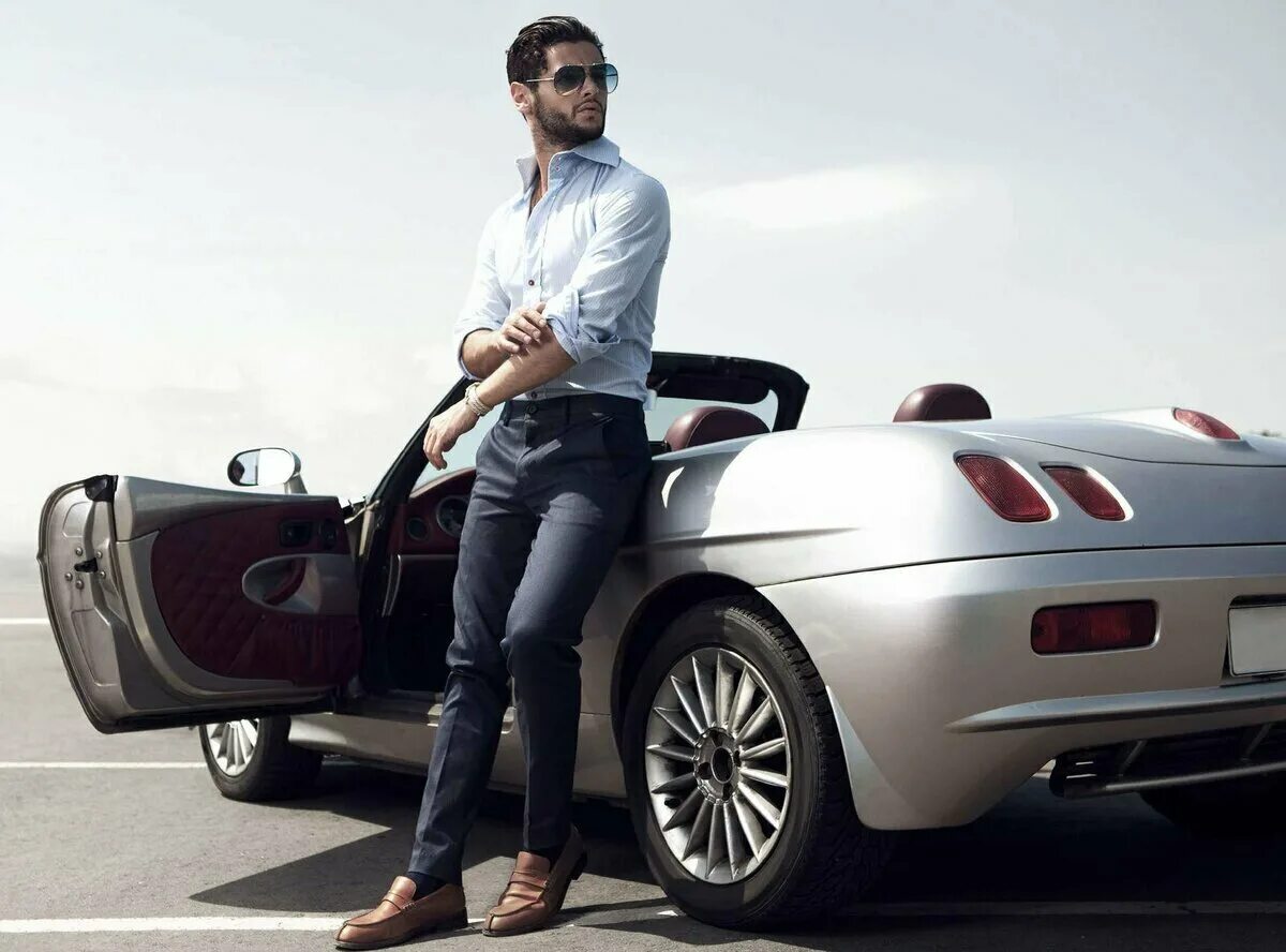 Богатая жизнь. Lifestyle cars. Крутой бизнесмен. Парень рядом с машиной. Шикарная жизнь.