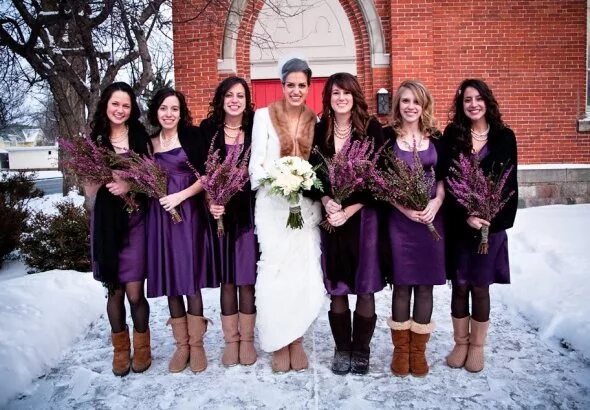 Образ на свадьбу зимой для гостьи. Подружки невесты в красном. Гости на свадьбе одежда. Невеста в уггах. Образ гостя на свадьбу девушка зима.