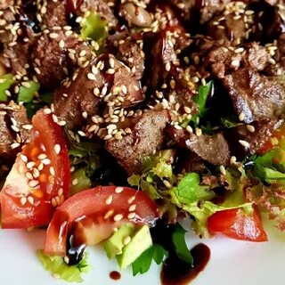 Салат с печенью и овощами
