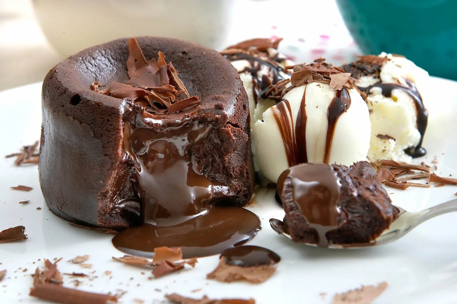 Пирожное в шоколаде. Шоколадный фондан лава кейк. Шоколадный фондан кекс. Десерт шоколадный фондан суфле. Десерт Брауни шоколадный.