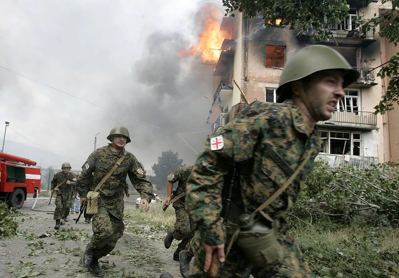 Военный конфликт в осетии. Ополченцы Южная Осетия 2008. Солдаты грузинской армии в гори, 9 августа 2008 года.