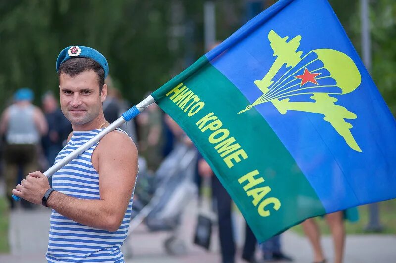С днем вдв. 2 августа праздник вдв. Десантные войска. Вдв плакат. Крылатая гвардия вдв.