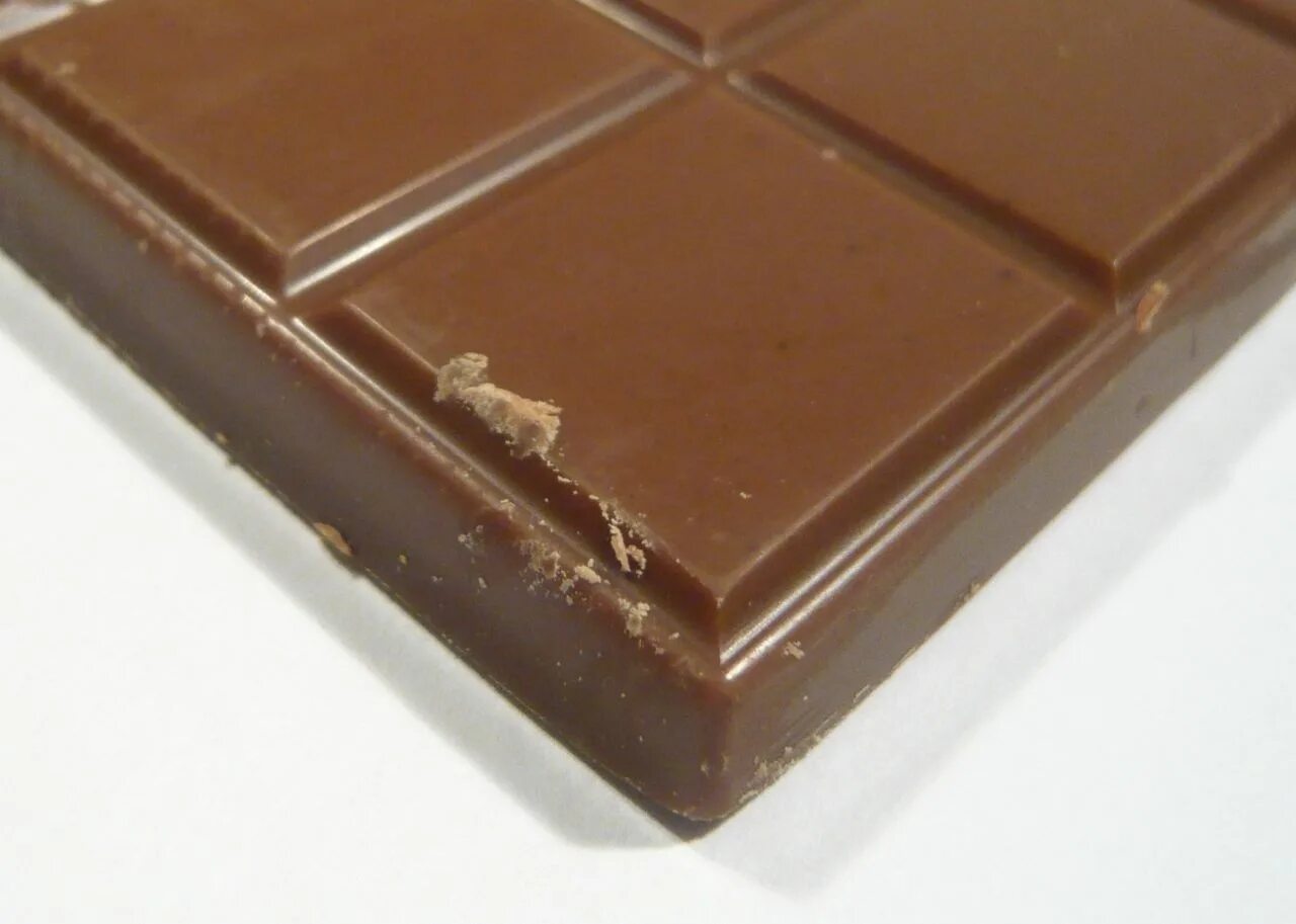 Шоколад бол. Большая плитка шоколада. Шоколадная плитка. Шоколадные плиты большие. Огромная плитка шоколада.