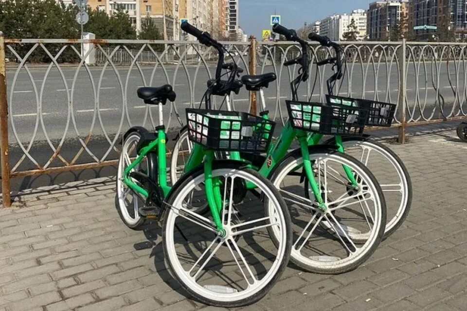 Велосипеды город казань. Насыри 18/13 казань. Зеленый велосипед. Велосипед в городе. Журналистов 48а казань велосипеды.