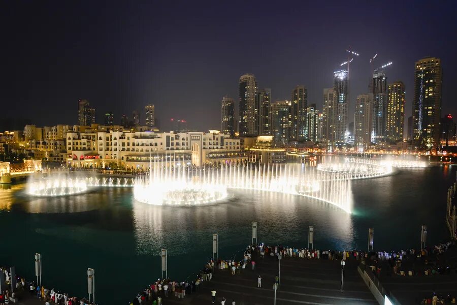 Дубайские фонтаны. Бурдж Халифа фонтаны. Фонтан Дубай. Музыкальный фонтан в Дубае. Дубай Бурдж Халифа Поющие фонтаны.