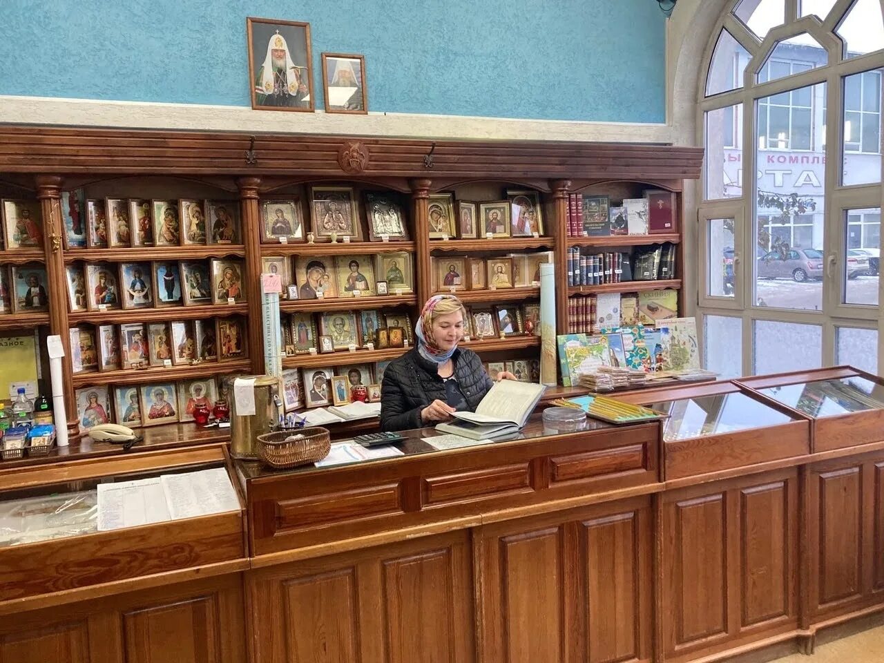 Собор василия блаженного иконная лавка. Крестовоздвиженская церковь алатырь церковная лавка. Мебель для церковной лавки. Александро-невская лавра церковная лавка. Иконная лавка покровского монастыря в москве.