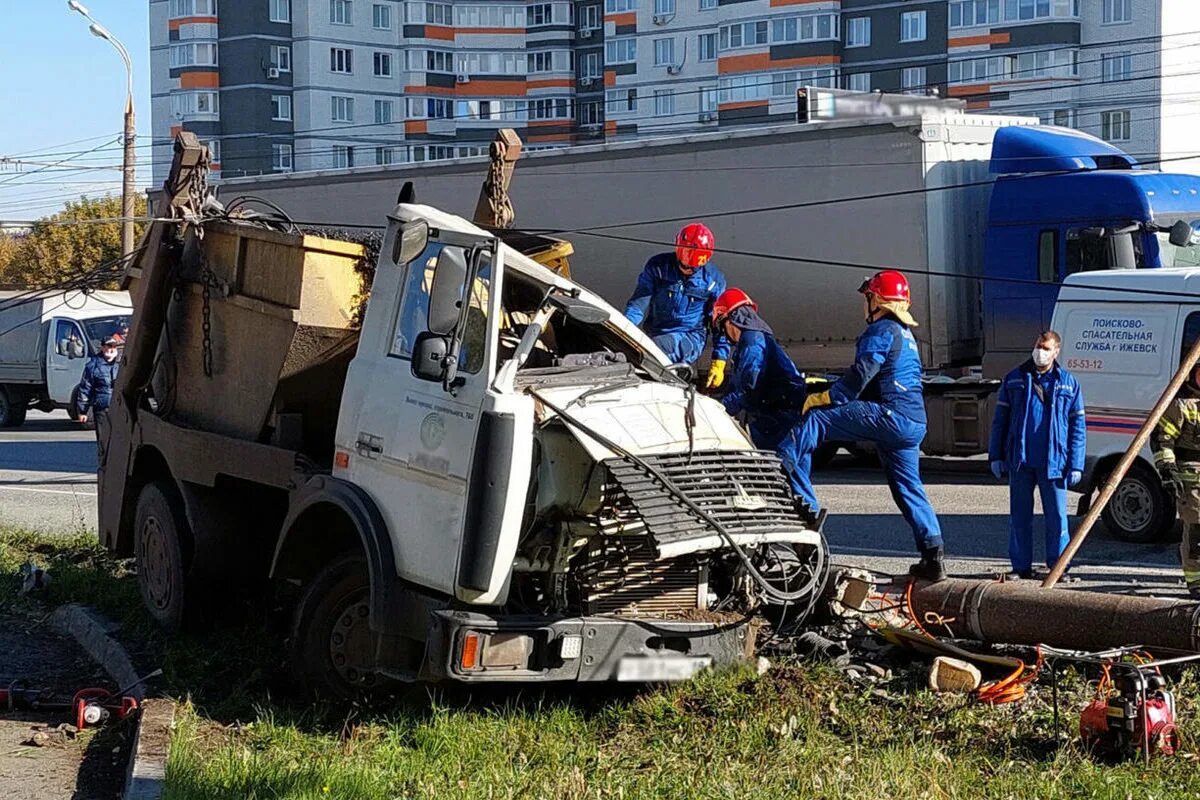 Авария в Ижевске 23 сентября на Удмуртской улице на мусоровоз. Авария в Ижевске 23 сентября на Удмуртской. Мусоровозов ижевск