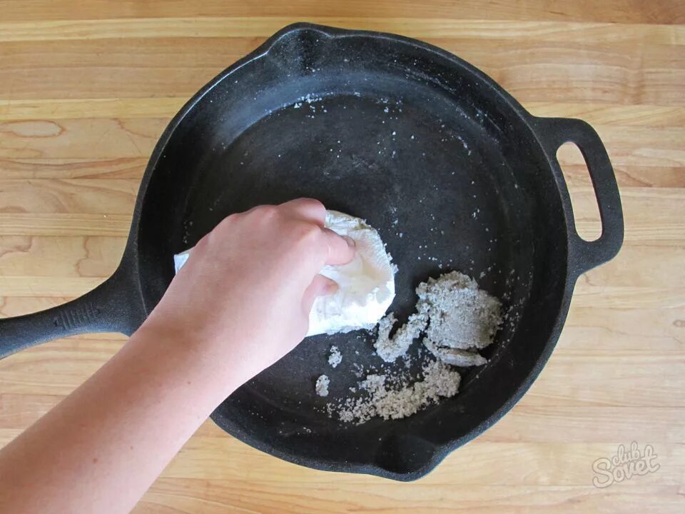 Соль в чугунную сковороду и прокалить. Прокаленная чугунная сковорода. Прокалить сковороду с солью. Прокалка чугунной сковороды с солью. Как помыть чугунная