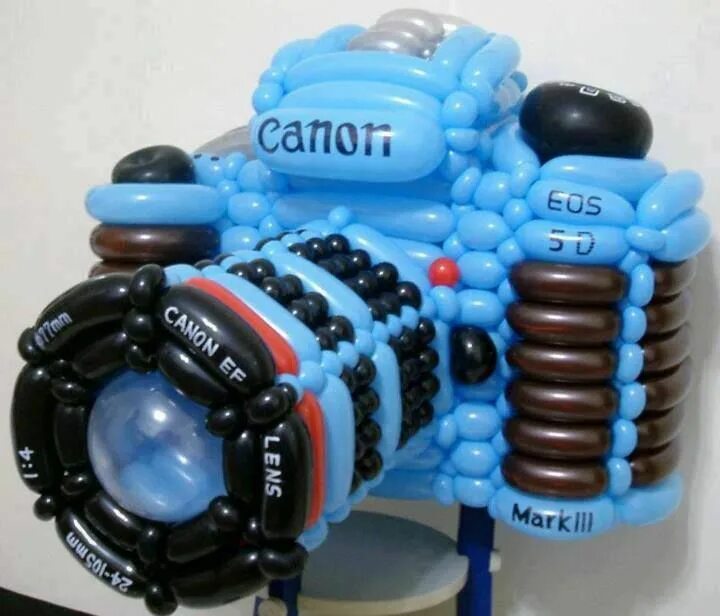 Камера из шаров. Машинка из шаров. Фотоаппарат из воздушных шаров. Фотоаппарат из ШДМ. Подарок из шариков.
