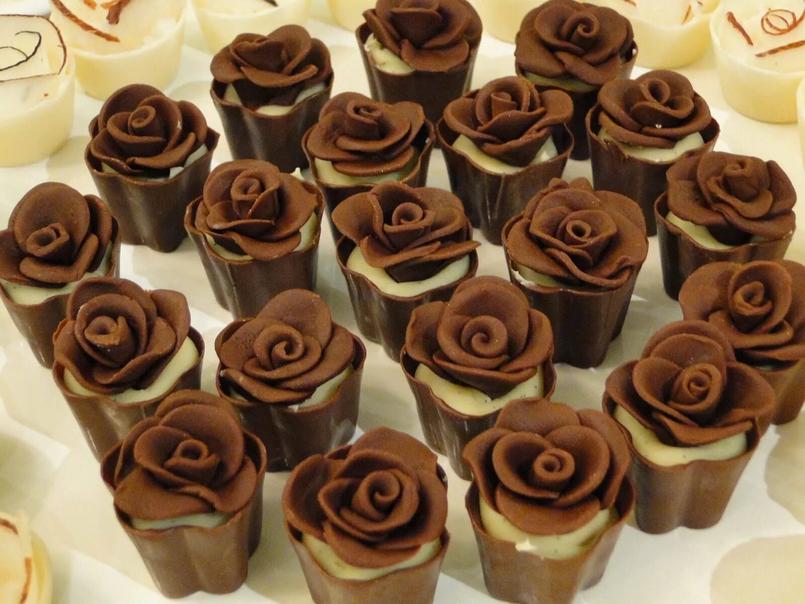 Шоколадные розы. Шоколадные розы букет. Розы из шоколада.