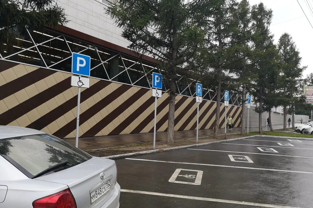 Октябрьская 10 красноярск. Октябрьская улица парковка. Октябрьская площадь пермь. Жк октябрьское поле паркинг. Парковка тц.