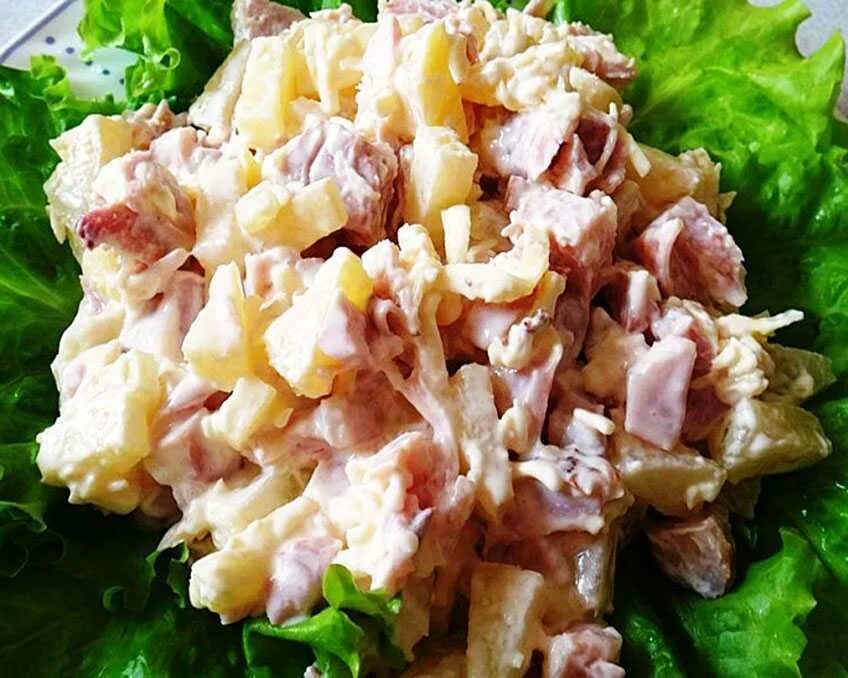 Копченая курица шампиньоны сыр. Салат с ананасом и ветчиной. Салат с копченым окорочком. Салат с ветчиной курицей и грибами. Салат с копченым сыром.