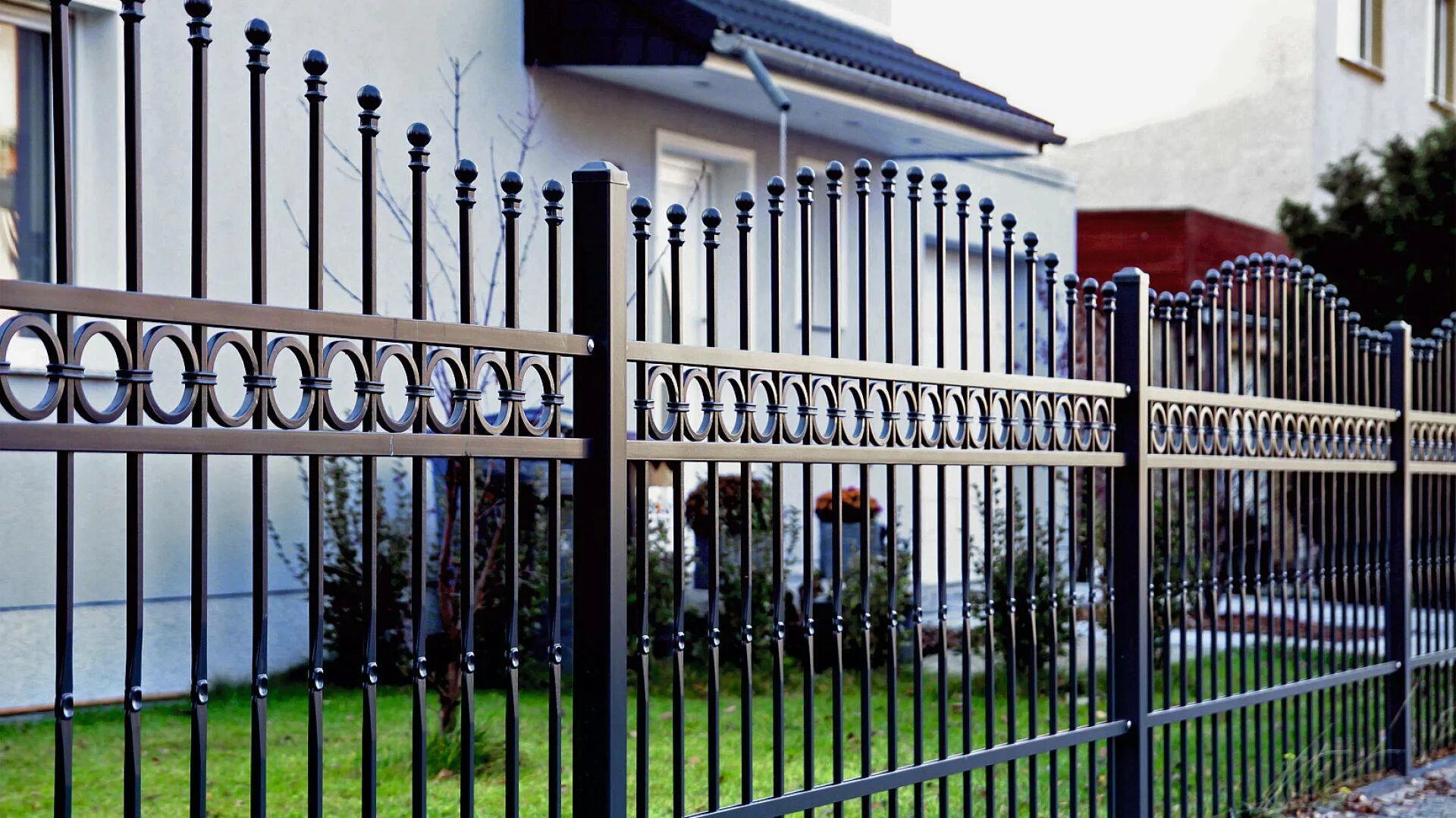 Кованый забор. Современный кованый забор. Металлический забор. Красивый металлический забор.