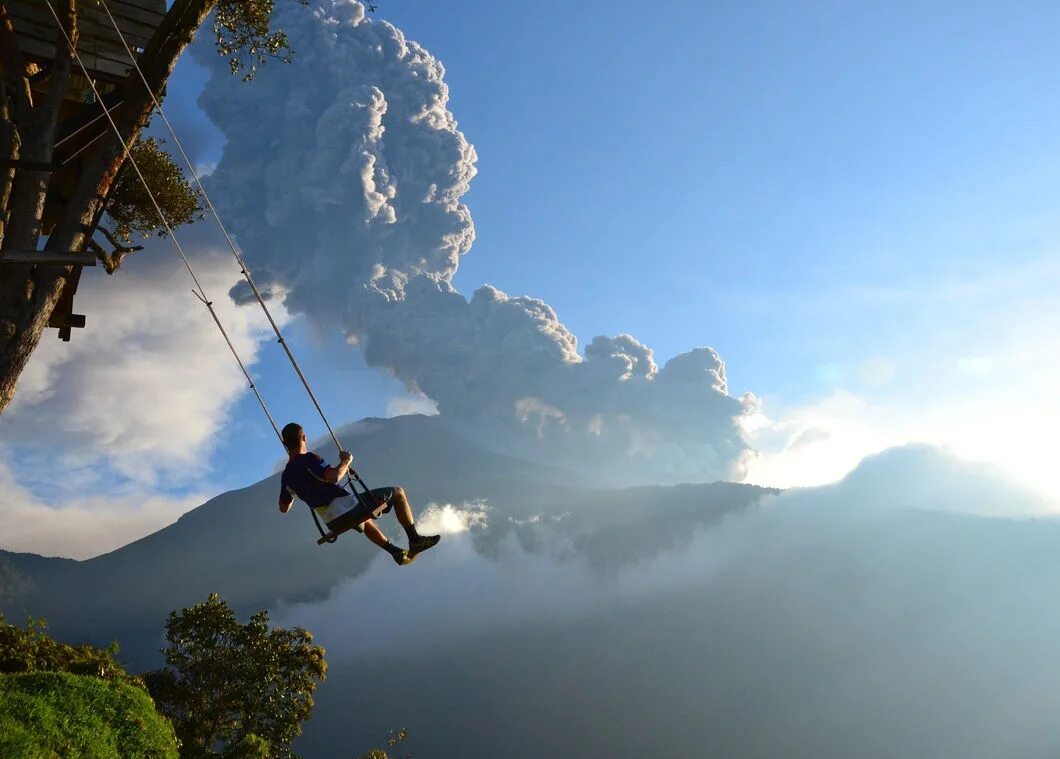 Невероятные картинки. Баньос в Эквадор качели. Качели над пропастью Эквадор. Качели над «голубой бездной» в Геленджике. Качели конец света Эквадор.