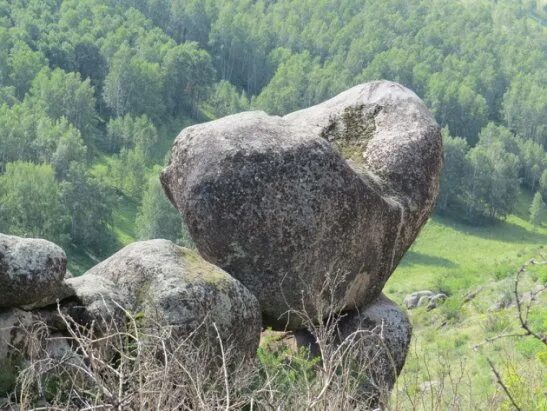 Татарин камень. Урочище бесь Курагинский район. Гора бесь Курагинский район. Татарский камень Курагинский район. Родник Курагинский.