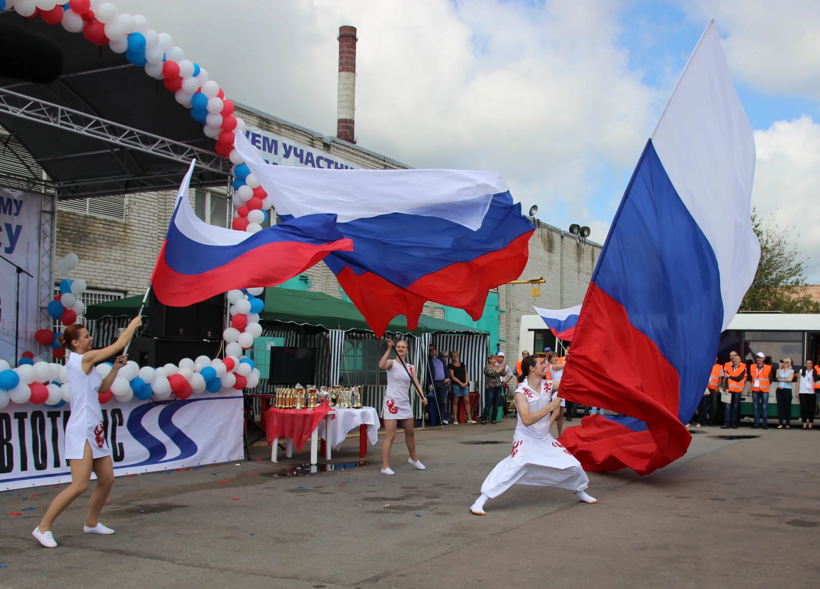 Танец с флагами. Танец с флагами. Уличные мероприятия. Детский танец с полотнами. Танец с флагами на день россии.