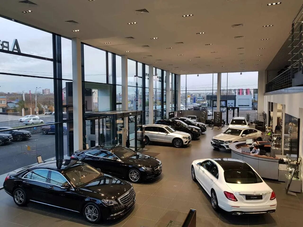 Мерседес центр телефон. Mercedes Benz Center Tbilisi. Мерседес центр Адлер. Автосалон Мерседес. Дилерский центр.