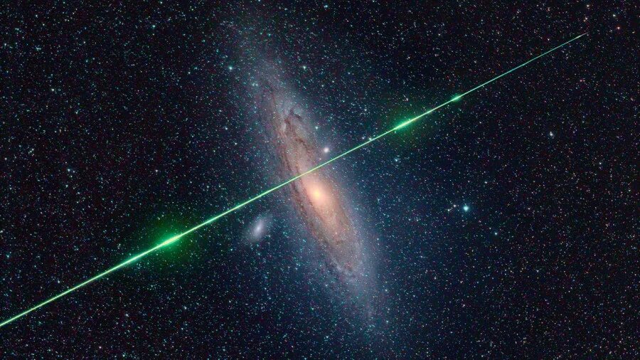 Комета хаббл. Комета сгорающих звезд. Комета и лос анджелес. Комета c/2011 w3. Комета сгорающих звезд.