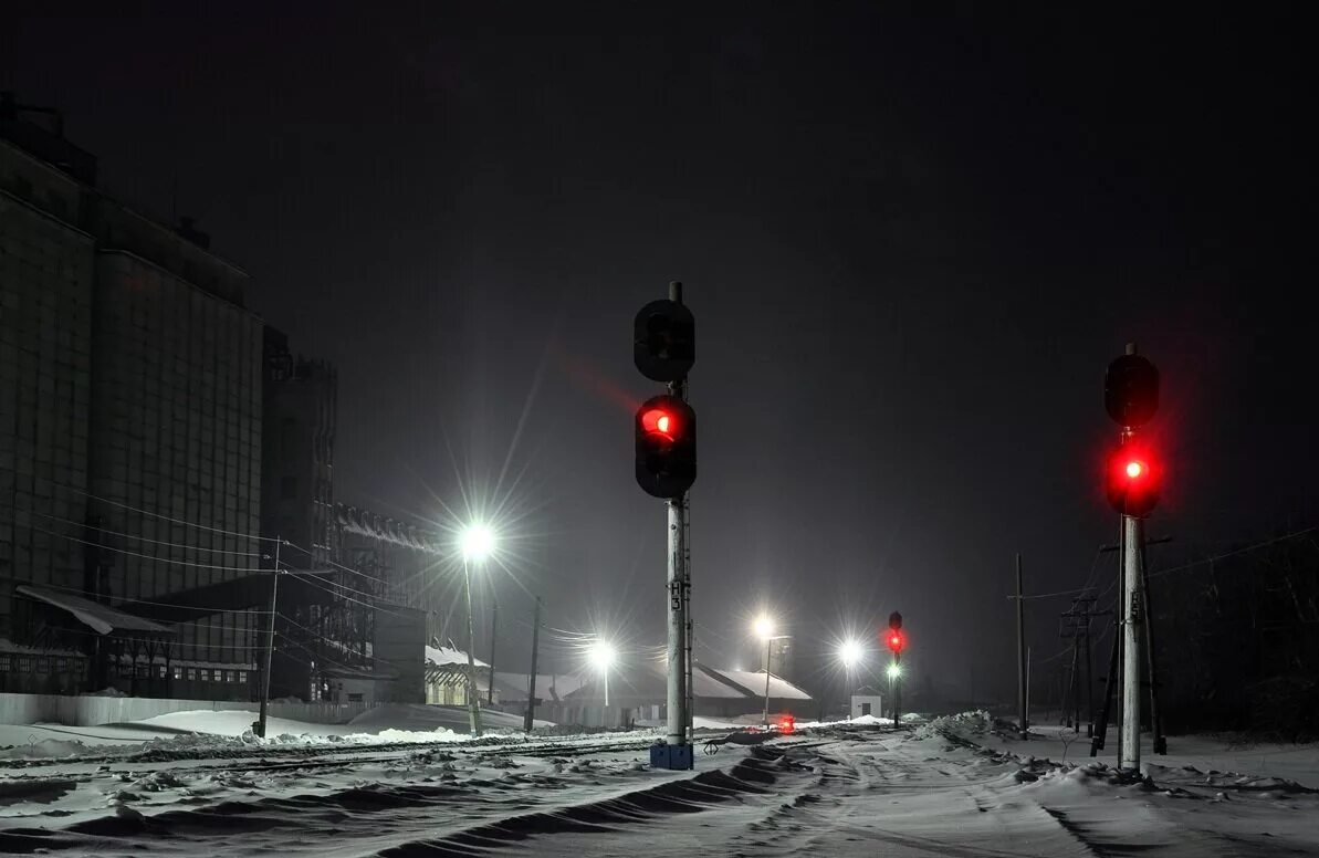 Выходной светофор на жд. Светофор СЦБ. Железнодорожный светофор. Железнодорожный свето. Светофор ночью.