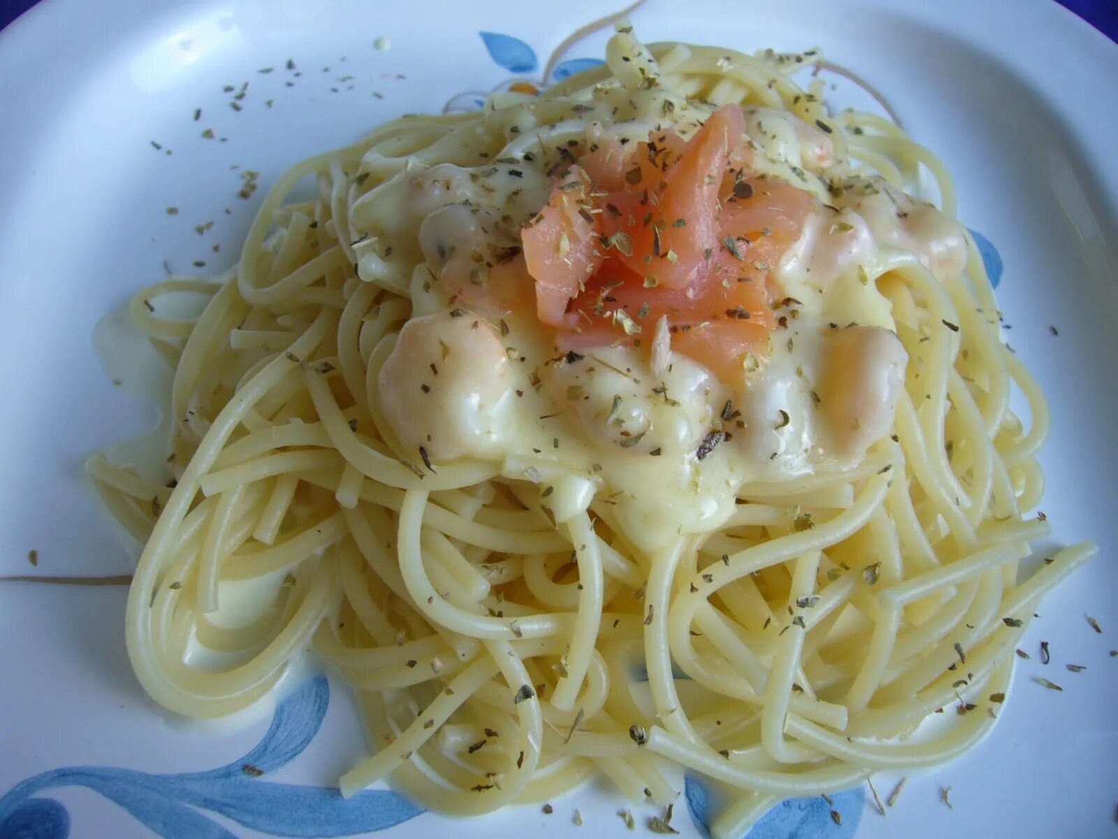 Макароны с сыром. Спагетти с кальмарами. Минтай с макаронами. Макароны с кальмаром и сыром. Макароны с сыром и сметаной рецепт