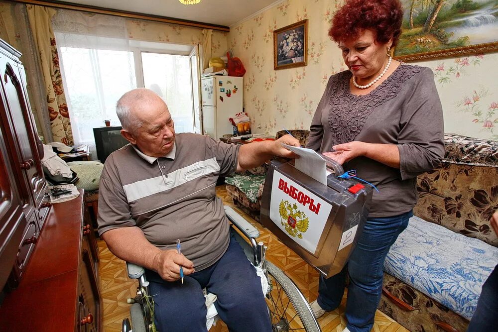 Голосование вне помещения на дому. Голосование на дому. Голосование инвалидов. Кабина для голосования инвалидов. Места для голосования инвалидов.