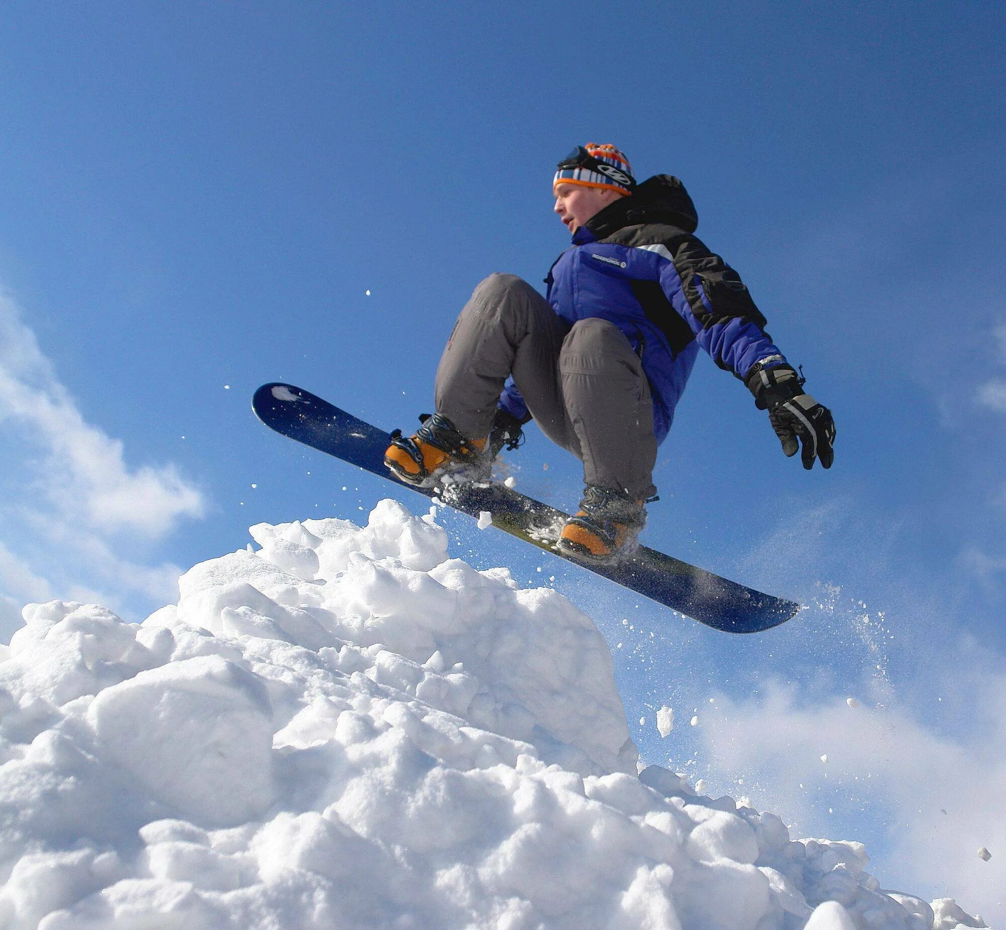 Snowboarding sport. Сноуборд. Сноубордисты. Сноубординг вид спорта. Сноуборд лыжный спорт.