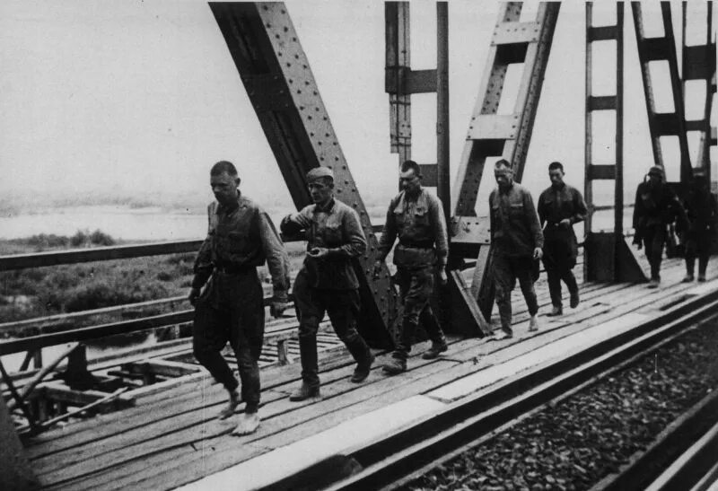 Железнодорожный мост 22 июня 1941 года. Химкинский мост в 1941 году. Партизанское движение 1941-1945 взорванный мост. Партизаны 1944. Мост про войну.