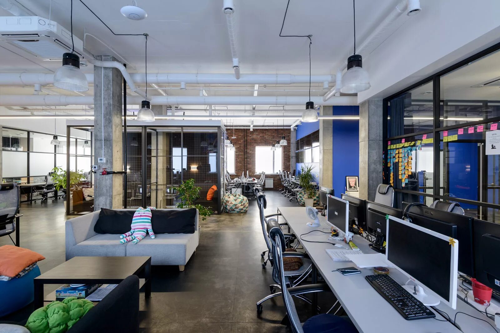 Москоу сити башни. Интересные компании москвы. Young rubicam рекламное агентство. Офис it компании. Красивый офис.