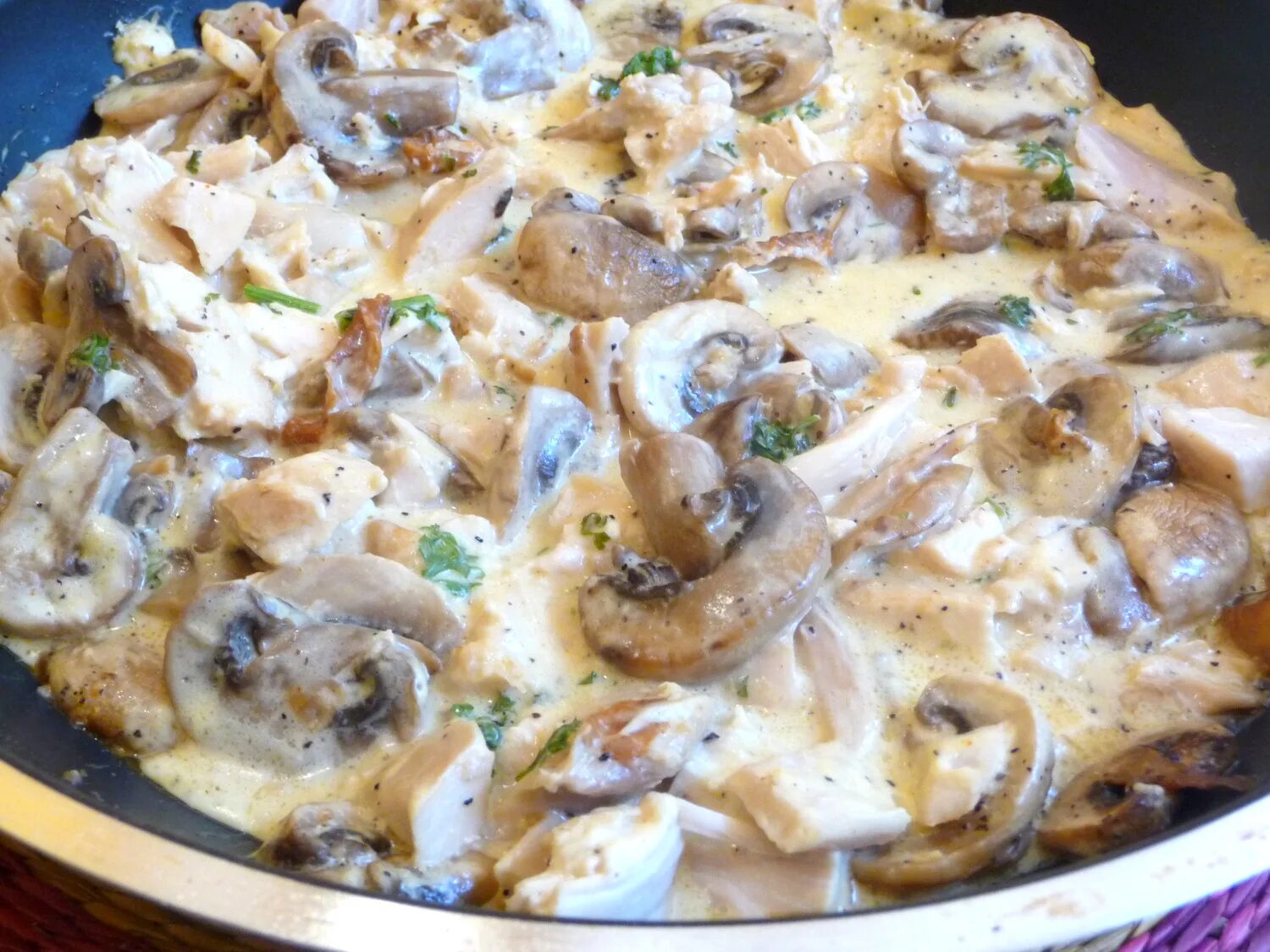Как делается курица с грибами. Филе курицы с шампиньонами с грибами. курица с грибами в сметанном соусе. грибы в сметане. курица с шампиньонами в сметанном соусе.
