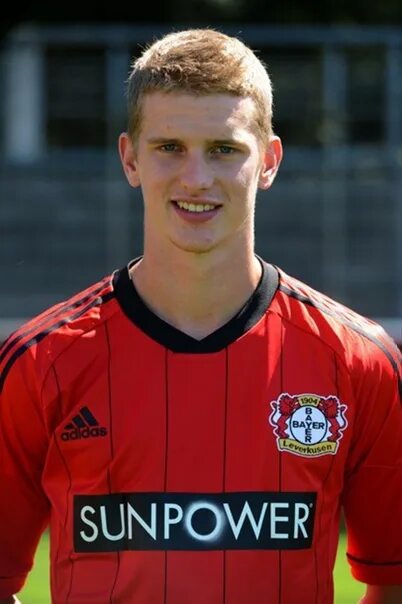 Ларс бендер. Ларс. Ларсу бендеру. Ларс бендер. Фк байер ларс бендер.