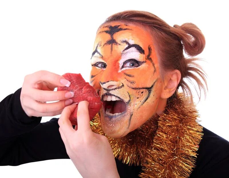 Лицо девушки с тигром. Человек в маске тигра.