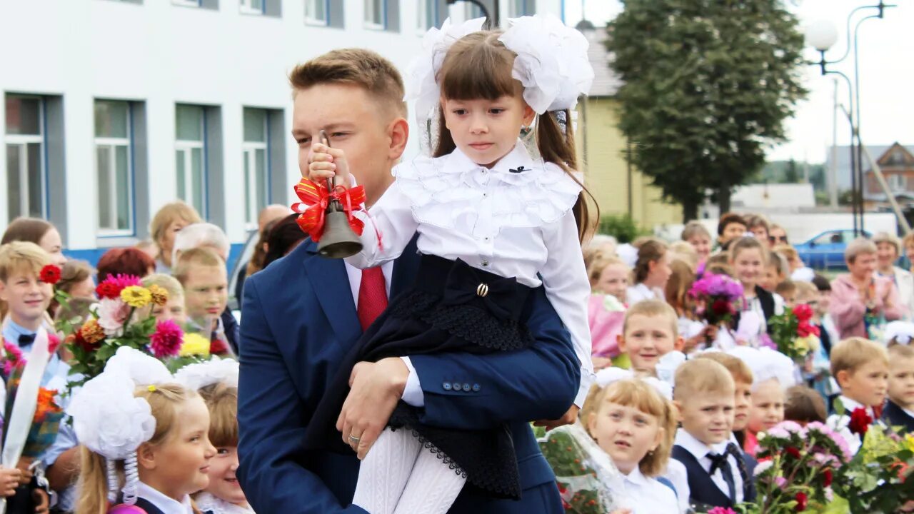 Школьники 1 сентября. Первый звонок. Первый школьный звонок. 1 Сентября в школе 1448. Первый звонок первый урок