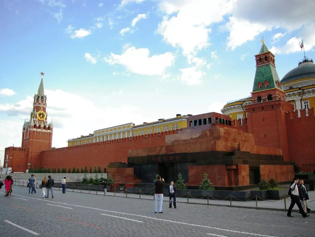 Мавзолей на красной площади в Москве. Ленин на красной площади в мавзолее.