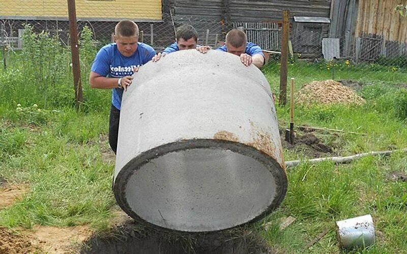 Колодец из колец ЖБИ. Приспособление для колодезных колец. Бетонное кольцо. Бетонные кольца для колодца.