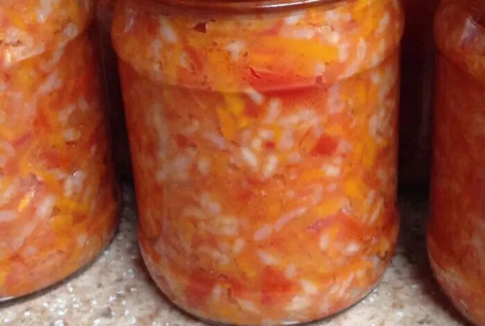 Вкусное лечо с рисом на зиму рецепты. Лечо с рисом рецепт. Салаты из помидор на зиму самые вкусные. Лечо с рисом. Замороженный продукт по-льео с рисом.