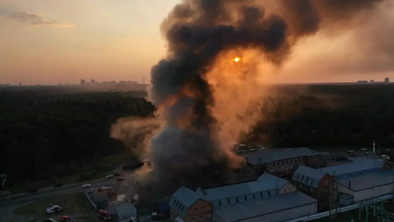 Пожар в Балашихе. Пожар в промзоне. Пожар в Балашихе сейчас. Сгорел склад в Балашихе.