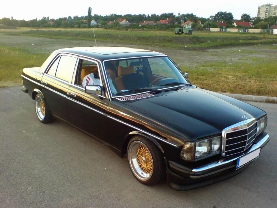 Купить мерседес w123. Mercedes-Benz w123. Mercedes w123. Мерседес Бенц 123 кузов. Мерседес w123 седан.