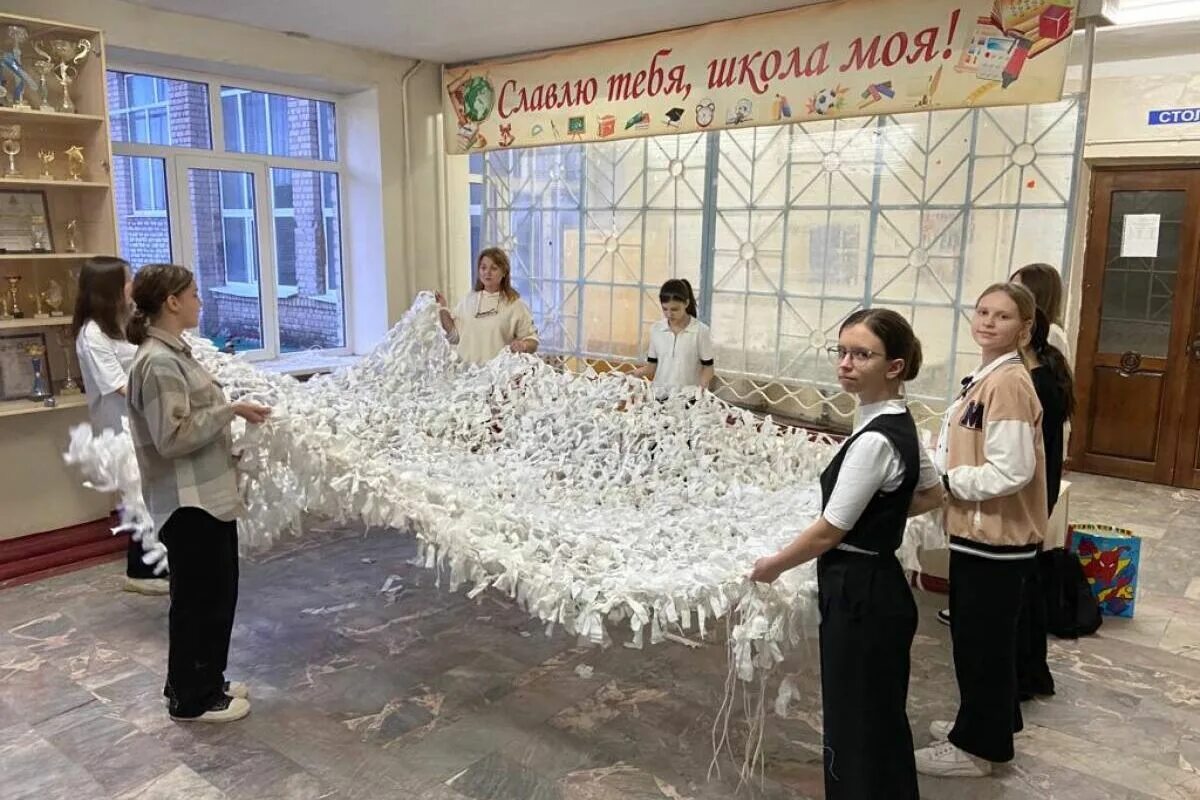 Волонтеры плетут сети. Плетут маскировочные сети. плетение маскировочных сетей. волонтеры предгорья. мастер-класс молодежь плетут маскировочные халаты.