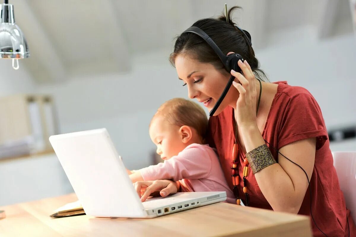 Женщина с ребенком за компьютером. Мама с ребенком у компьютера. Мама в декрете. Женщина с ребенком и ноутбуком. Муж в декрете форум